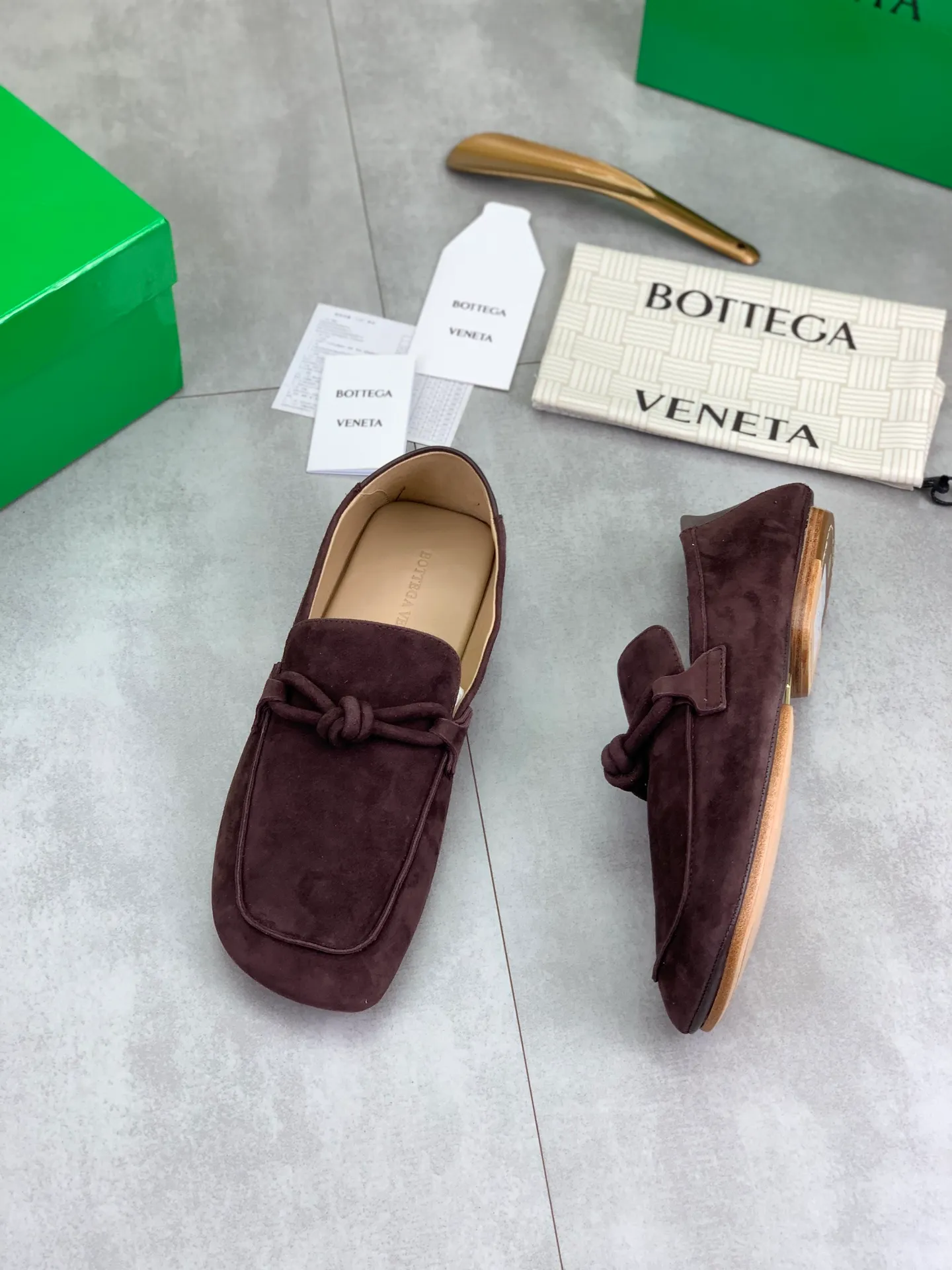 Factory price P760💰Top quality (genuine leather outsole series)💎💎💎 BOTTEGA VENETA official website synchronizes the latest model, top version of the highest version of BV business leather shoes in the market, accept material comparison, shoe type comparison, process comparison, practical and texture, versatile, suitable for any occasion, the more you look at it, the more flavorful it becomes. Pure hand-woven craftsmanship - upper material, imported original hand-woven calfskin - high-quality water-dyed sheepskin lining - original private model custom-made hand-made leather outsole -Size: female 35-39 (34 40 customized) male 39-44 (38 45 customized) Comes with original BV green box, complete packaging.